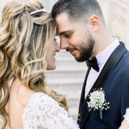 Photographe de mariage Fine Art à Paris — Couple enlacé et amoureux front contre front avec mise en valeur de la boutonnière