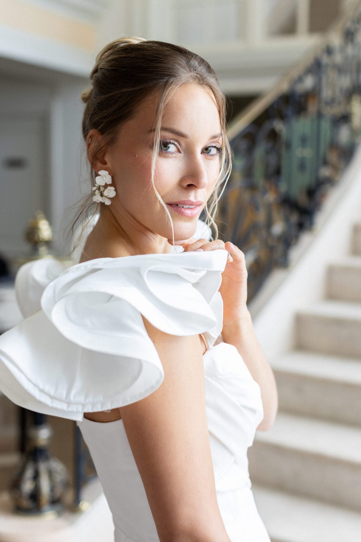 Portrait de la mariée au style editorial et fine art au château - Photographe de mariage fine art à Paris