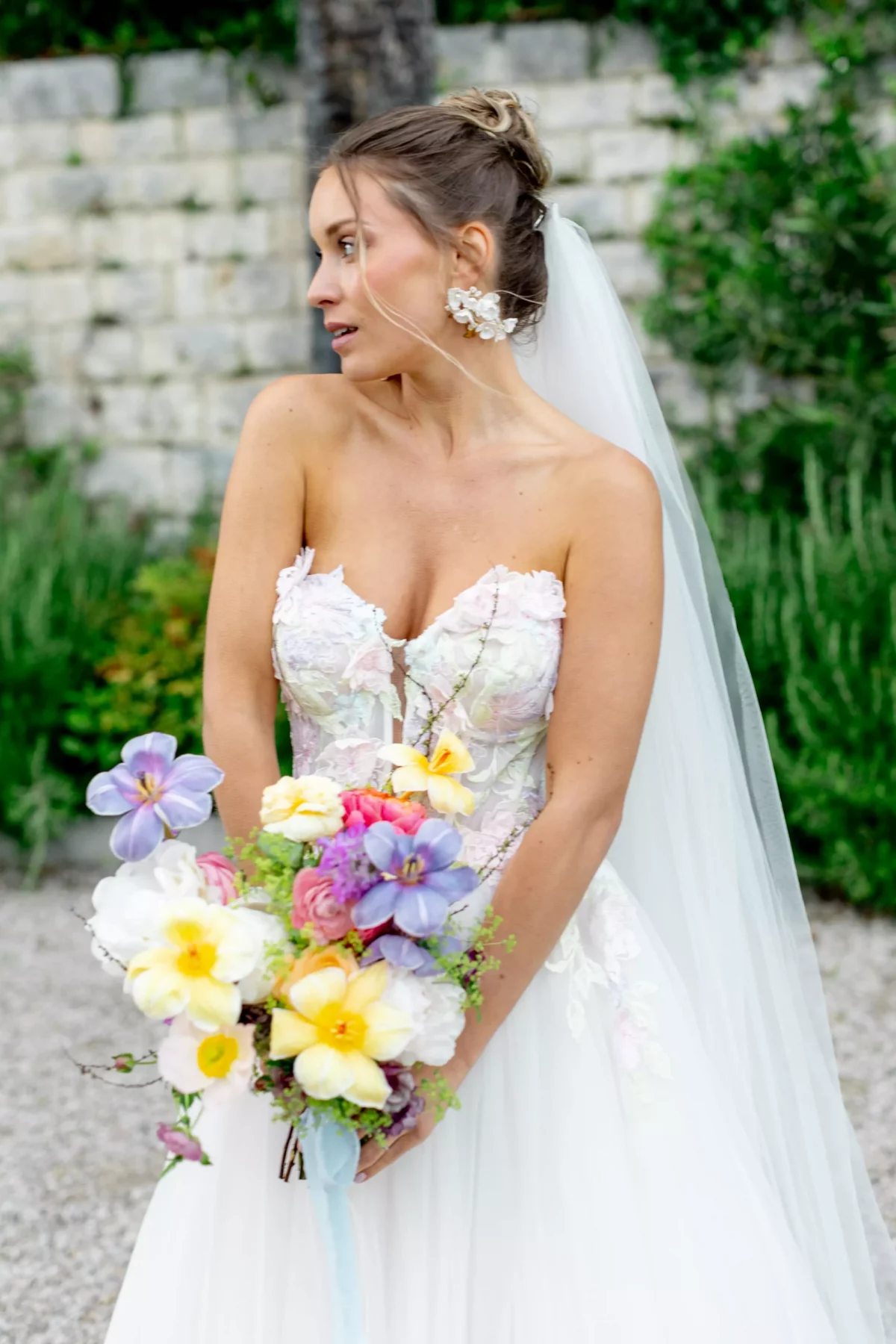 Portrait fine art de la mariée au château Saint-Georges - robe de mariée en dentelle Haut-de-gamme