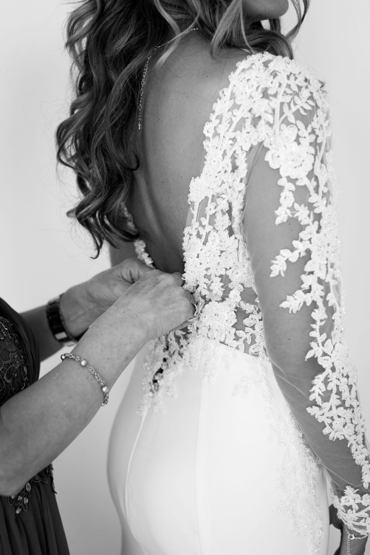 Détail élégant d'un mariage Fine Art à Paris - robe de mariée en dentelle Pronovia