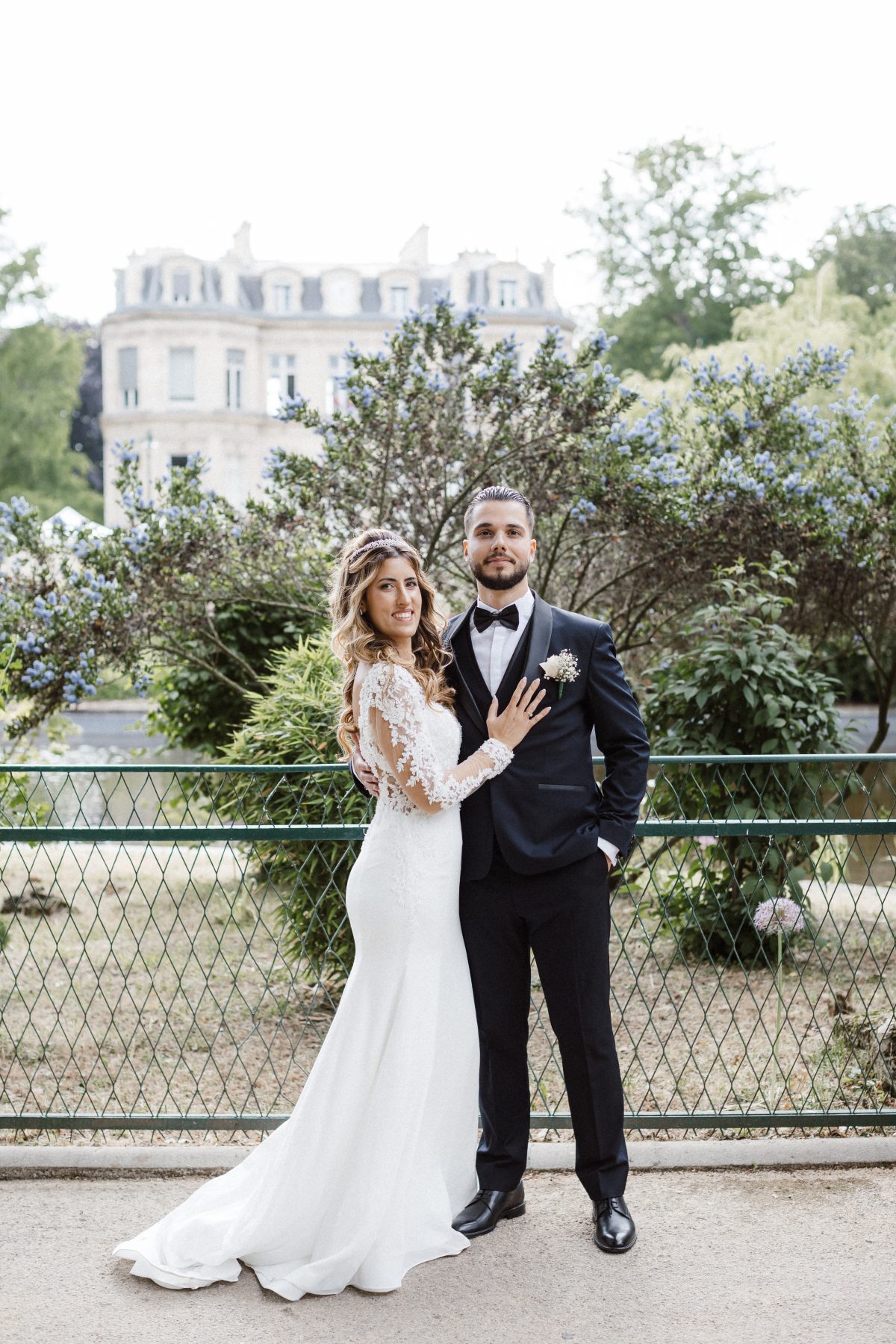 Photographe de mariage Fine Art à Paris — couple d’amoureux posant après la cérémonie civile