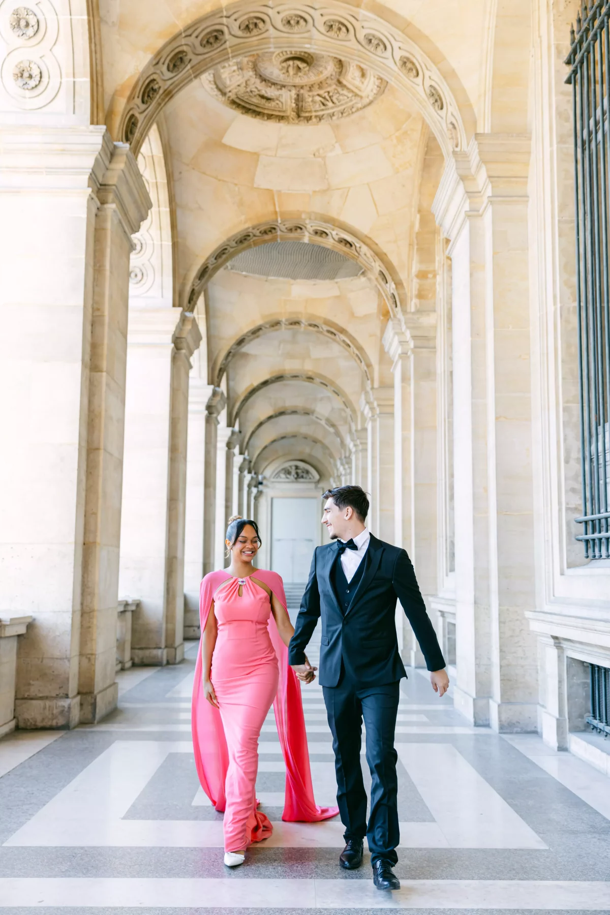 Photoshoot couple engagement Paris Musée du Louvre
