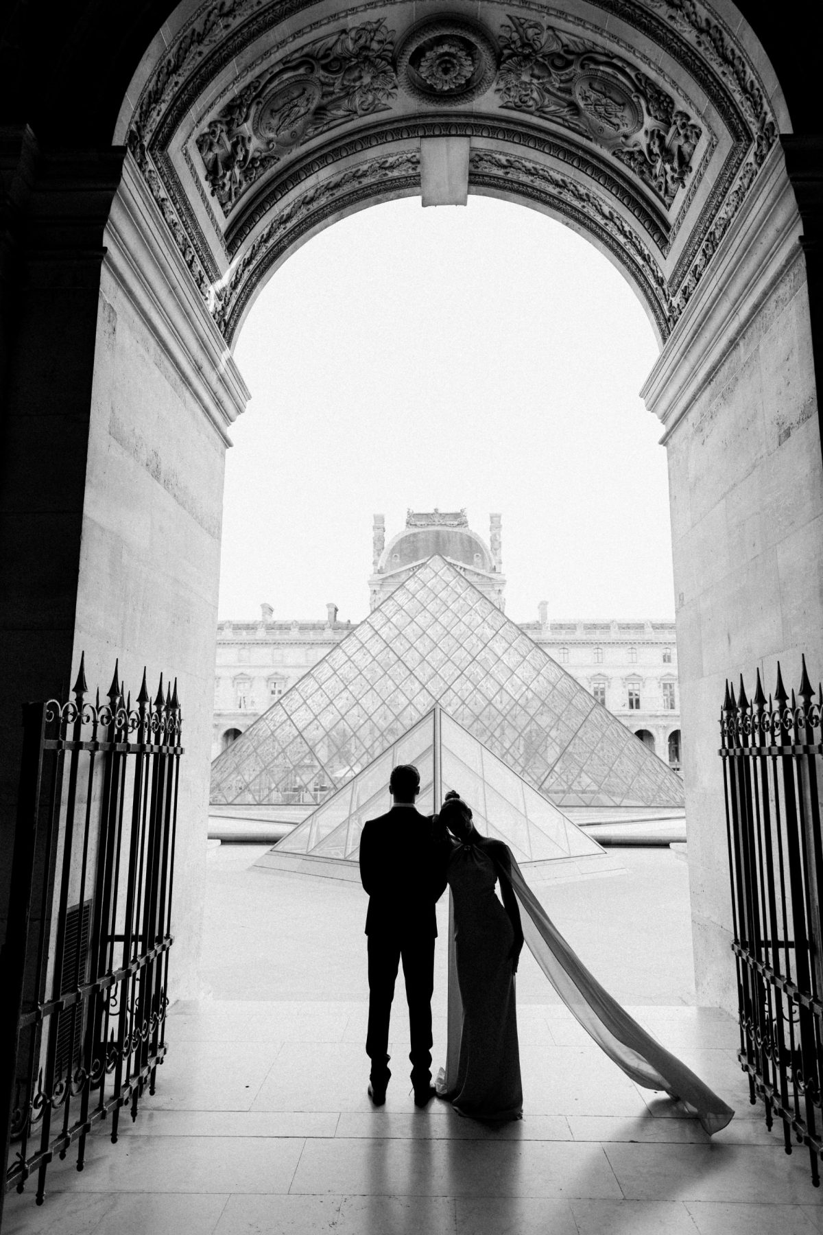 Portraits des futurs mariés en noir et blanc