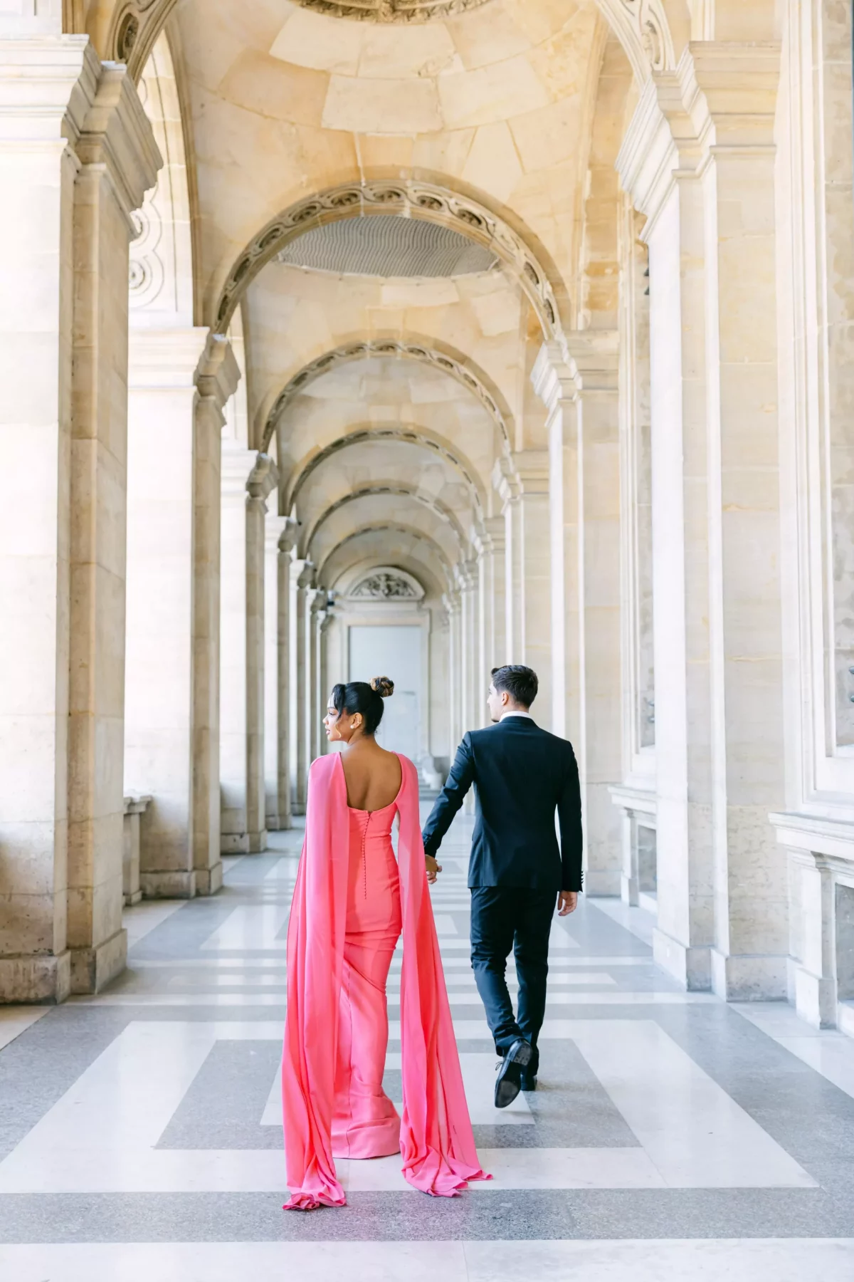Couple de futurs mariés à Paris