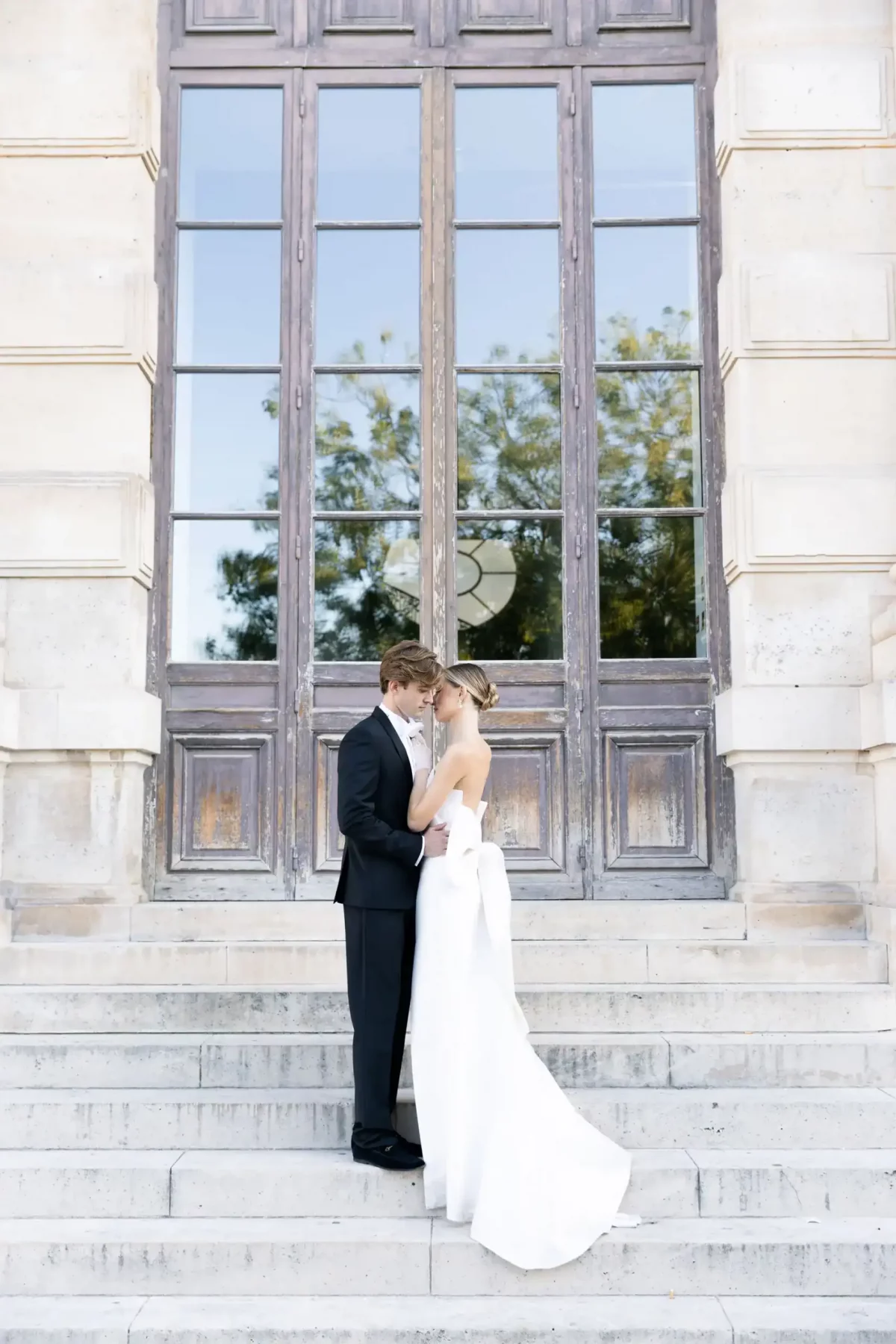 Couple de mariés au Louvre lors d’une séance photo élégante