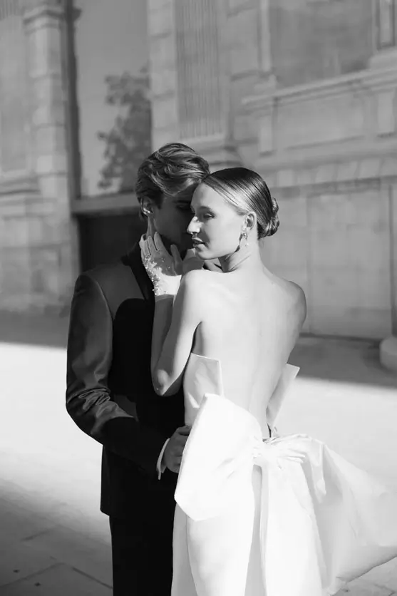 Photoshoot couple Louvre