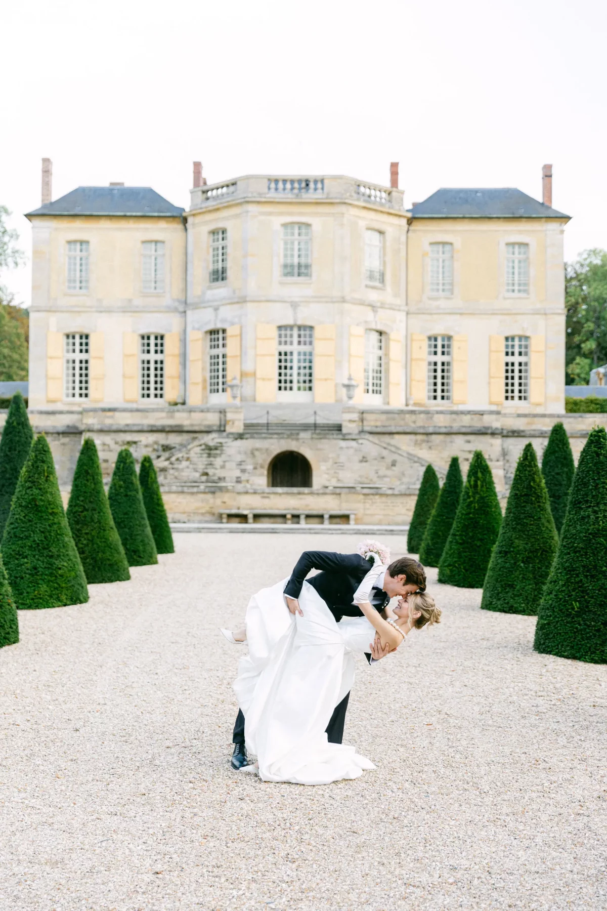 Photographe mariage luxe Paris château de villette couple