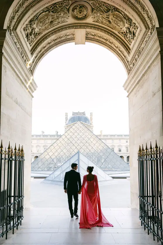 Mariage intimiste Elopement couple Louvre Paris