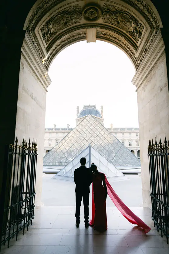 Séance engagement mariage au Musée du Louvre Paris