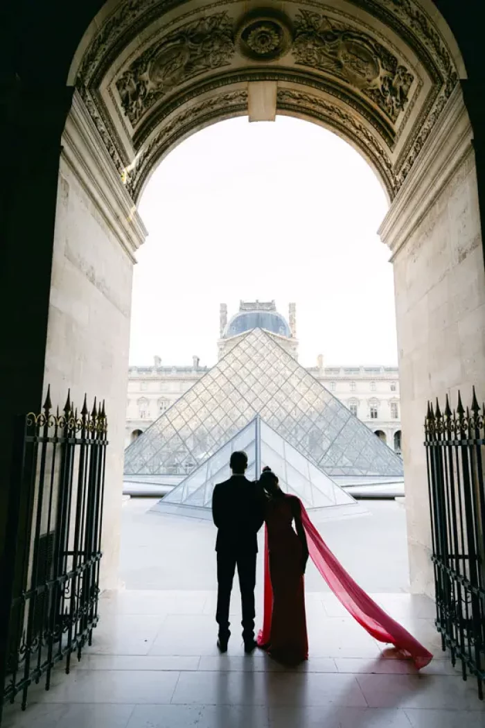 Séance engagement mariage au Musée du Louvre Paris